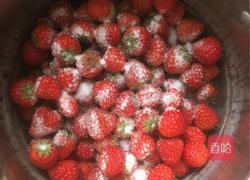 自制草莓果酱的做法图解1