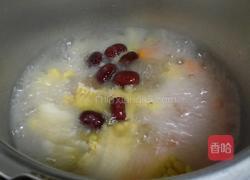 胡萝卜玉米排骨汤的做法图解5