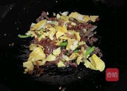 腊肠炒鸡蛋的做法图解4