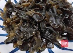 黑木耳鸡蛋汤的做法图解1