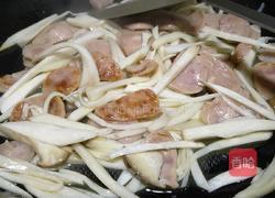 杏鲍菇炒肉肠的做法图解3