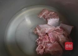 胡萝卜炖排骨的做法图解1