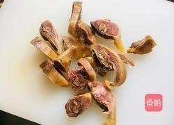 芹菜炒腊鸭的做法图解1