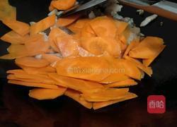 五花肉炒胡萝卜的做法图解2