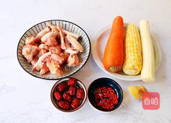 胡萝卜玉米炖鸡汤的做法图解1