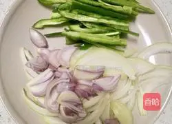 Illustration of how to make black pepper beef fillet pasta 1