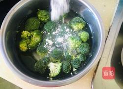 白灼西兰花的做法图解1