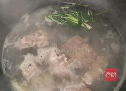 山药花生排骨汤的做法图解2