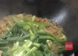 Illustration of how to stir-fry lean meat with tofu skin 10