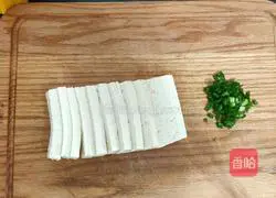 Illustration of how to steam braised tofu with bacon 2