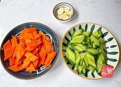 黄瓜炒胡萝卜的做法图解2