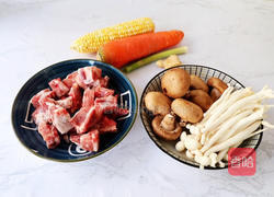 菌菇玉米排骨汤的做法图解1