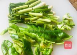 青椒蒜苗炒腊鸭的做法图解1