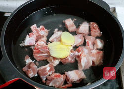 莲藕玉米胡萝卜排骨汤的做法图解3