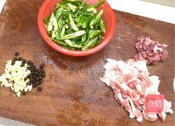 辣椒炒肉的做法图解1