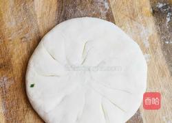 韭菜鸡蛋发面馅饼的做法图解2