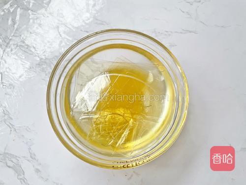 先制作奶冻，吉利丁片用水泡软备用