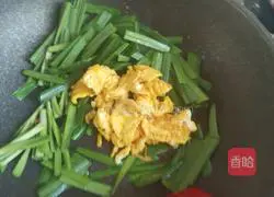 Illustration of how to make stir-fried vermicelli with leeks and eggs 11