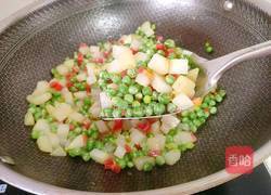 豌豆胡萝卜炒土豆的做法图解15