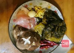 香菇鸡丝酸菜米线的做法图解2