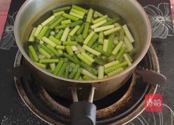 蒜薹鸡蛋炒木耳的做法图解1