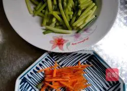 Illustration of how to make fried shredded pork with garlic moss 1