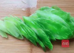 Illustration of how to stir-fry shredded lettuce 3