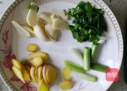 香菇腐竹炖鸡翅根的做法图解1