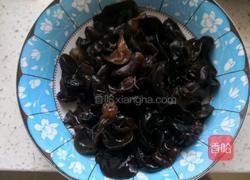 香菇腐竹炖鸡翅根的做法图解2