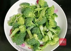 西兰花炒口蘑的做法图解2