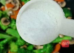 西兰花炒口蘑的做法图解12