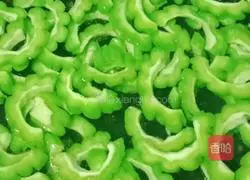 Illustration of how to make bitter melon and scrambled eggs 2