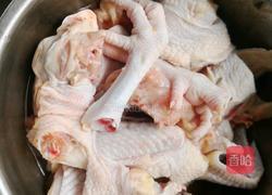 香菇木耳炖鸡的做法图解1