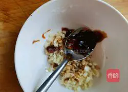 Illustration of how to make tinfoil enoki mushrooms with minced garlic 5