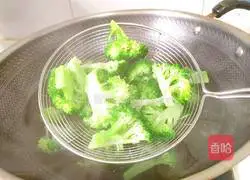 Illustration of how to make green and red flowers 5