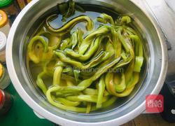 炝拌贡菜的做法图解1