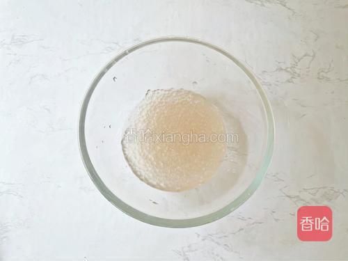 捞出过凉水控干水份备用<br/>