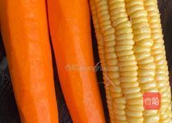 玉米胡萝卜排骨汤的做法图解1