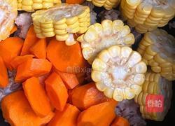 玉米胡萝卜排骨汤的做法图解4