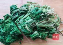 Illustration of how to stir-fry wild celery with dried shredded tofu 3