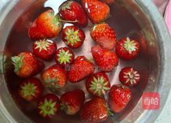 冰糖草莓的做法图解1