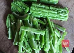 苦瓜炒牛肉的做法图解1