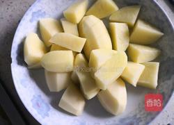 松茸土豆海带炖鸡翅根的做法图解3