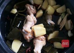 松茸土豆海带炖鸡翅根的做法图解8