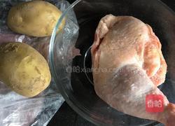 土豆炖鸡腿肉的做法图解1