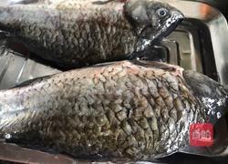 葱烤鲫鱼的做法图解1