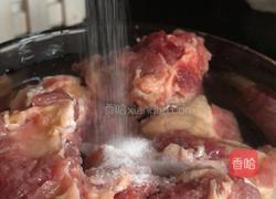 白萝卜排骨汤的做法图解1