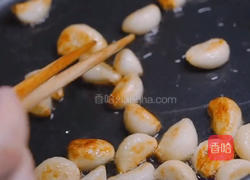 金蒜牛肉粒的做法图解4