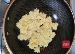 韭菜鸡蛋馅包子的做法图解3