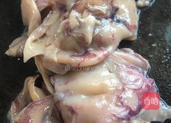 汕尾的特色菜，咸鱿鱼蒸五花肉的做法图解2